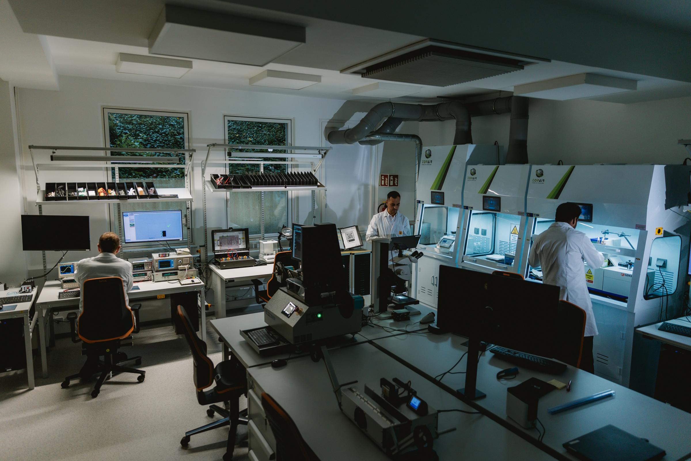 Inside Q-LAB: test stations, X-ray and decapsulation