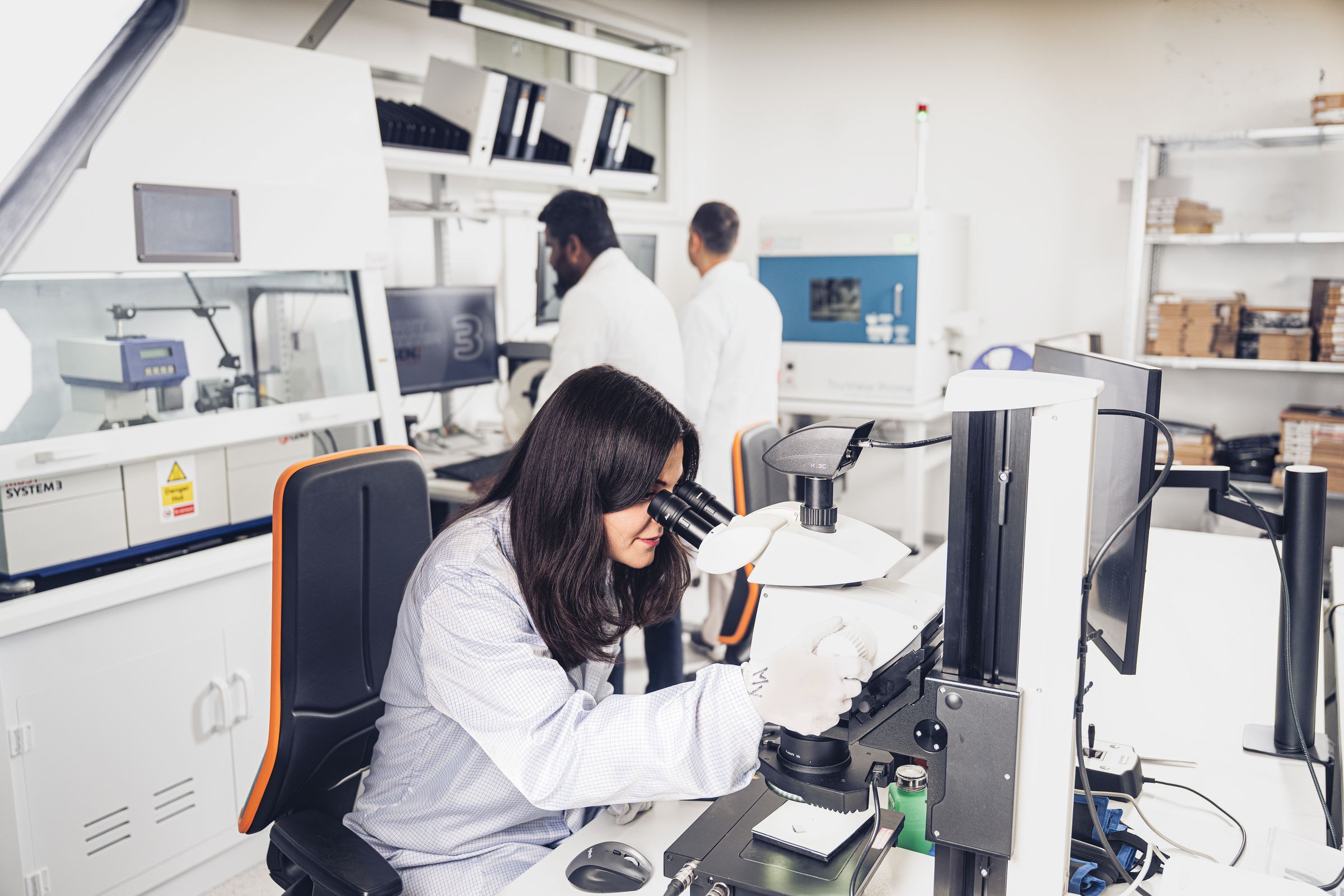 Visual inspection at the microscope in Q-LAB